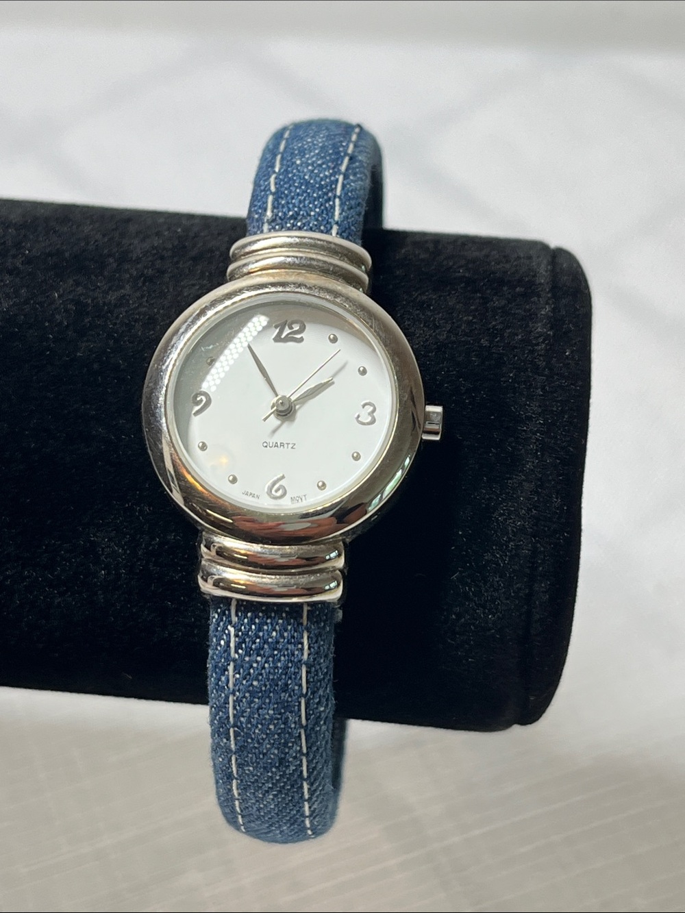 Jean watch
Requires battery
Quartz